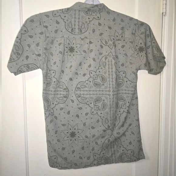 Earthbound Trading Company Mens Button Down Bandana Print Shirt Size Medium - Picture 4 of 6